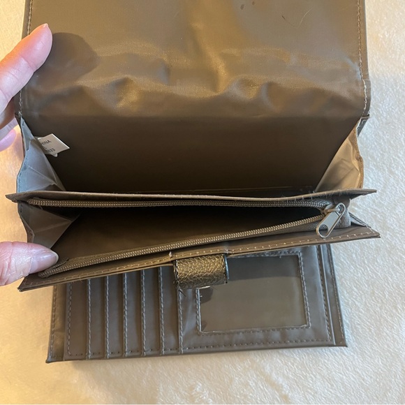 Elegant Grey Leather Wallet - Picture 7 of 10